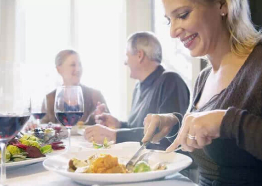 午饭前喝点汤有保健作用-怎么吃才健康?