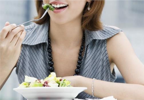 上火怎么办?女白领压力大易上火应多吃“清火”食物