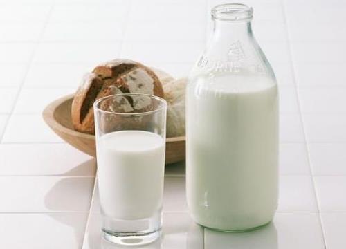 如何快速鉴别掺假牛奶？鉴别牛奶掺假的方法