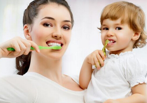 刷牙时牙龈出血是怎么回事？刷牙恶心干呕是怎么回事