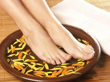 用艾叶泡脚有什么好处?艾叶泡脚的功效与作用