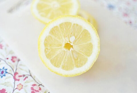 柠檬面膜的制作方法-柠檬汁美白面膜