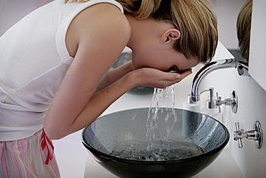 洗脸的正确方法:常犯的9个错误洗脸习惯要避免