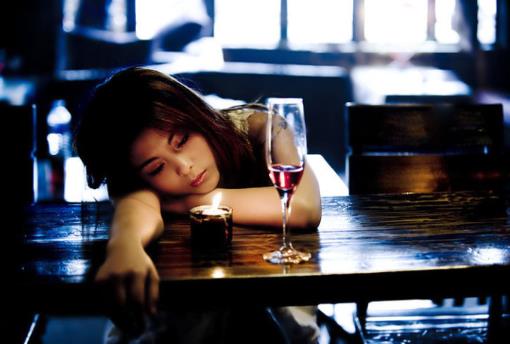 四种生活恶习会加速衰老让女人越来越丑