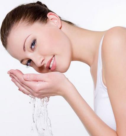 女人如何正确洗脸才健康？女人洗脸常见的误区