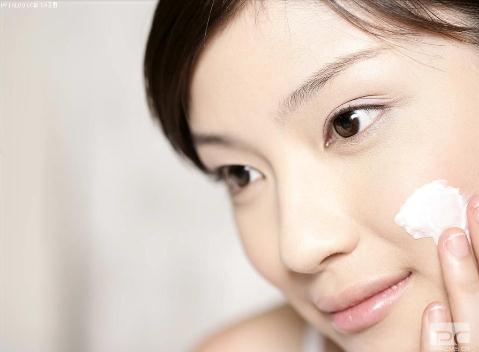 女性应预防化妆品导致的皮肤过敏反应，寒冷冬季日常护理很重要