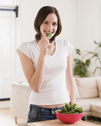 想减肥吗?先改掉7种最差饮食方式,在厨房吃东西是最差饮食方式