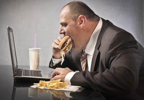 上班族为什么容易发胖？过劳肥袭扰职场忙人，久坐少动是肥胖主因