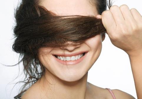 用手打理卷发比梳子更健康：7妙招助你轻松打理乱蓬蓬的卷发