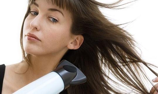 如何使用电吹风吹头发做造型?电吹风使用注意事项:直发卷发如何打理