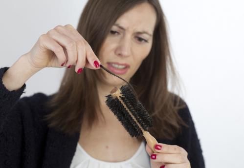 经常掉头发怎么办？掉头发的原因有哪些