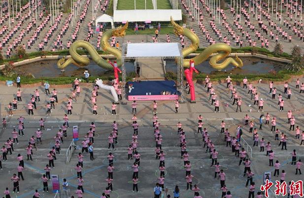 近日，泰国Thammasat大学，大约5000人一起转呼啦圈，创新的吉尼斯纪录。