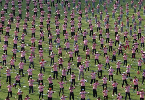 近日，泰国Thammasat大学，大约5000人一起转呼啦圈，创新的吉尼斯纪录。