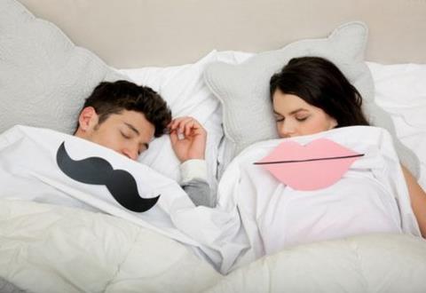 睡觉姿势 氛围 睡姿看性格 正确的睡姿 夫妻生活 男女差异