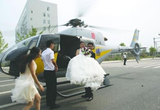 新郎花20万用直升机迎新娘，迎宾方式宾客震惊