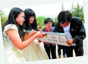 兰州女大学生同性恋穿婚纱办婚礼，高举“拉拉求祝福”标语牌