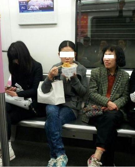 女子地铁内吃热干面不听劝阻，网友拍照遭当头砸热干面