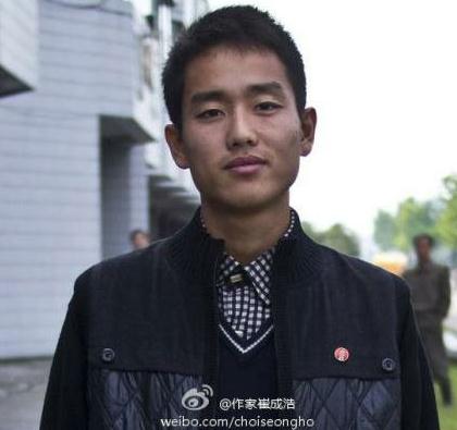 作家崔成浩微博发布金正恩摸女兵胸部照，金正恩指导朝军登陆演练