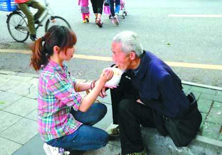 喂饭造型两天摆两次，深圳最美90后女孩给乞丐喂饭是商业炒作