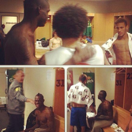 巴神半裸闯更衣室引围观，与巴西球员内马尔马塞洛等人聊天