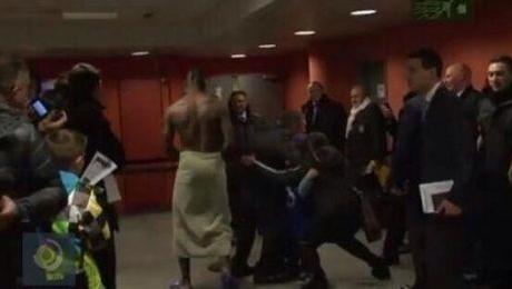 巴神半裸闯更衣室引围观，与巴西球员内马尔马塞洛等人聊天