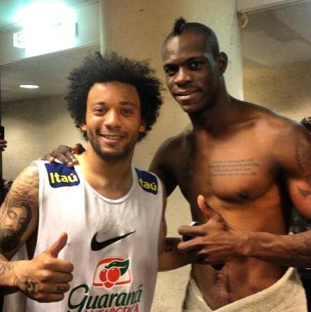 巴神半裸闯更衣室引围观，与巴西球员内马尔马塞洛等人聊天