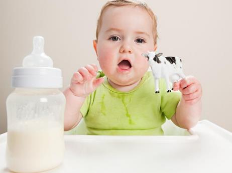 新生儿吐奶：新生婴儿吐奶怎么办？新生儿吐奶原因