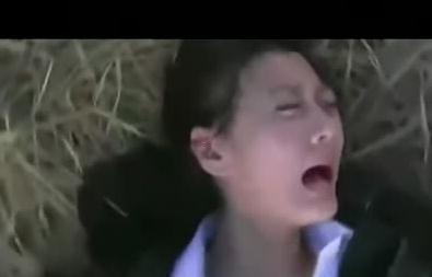 抗日剧《箭在弦上》女角遭轮奸后裤子自动穿上射杀日军