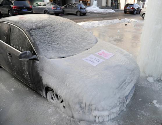 长春冰雕车：长春一轿车停在轻轨高架桥下被冻成“冰雕”