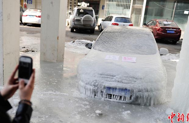 长春冰雕车：长春一轿车停在轻轨高架桥下被冻成“冰雕”