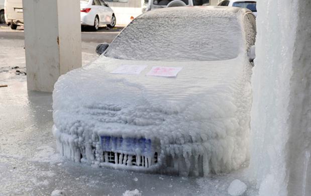 长春冰雕车：长春一轿车停在轻轨高架桥下被冻成“冰雕”