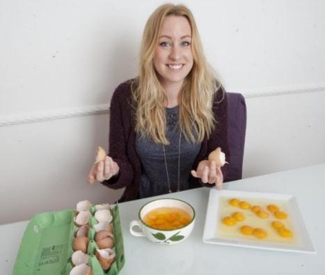 奇闻:国外女子买一打12个鸡蛋竟全是双黄蛋,概率百亿分之一