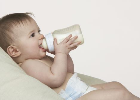 婴儿奶粉过敏怎么办？宝宝吃奶粉过敏的症状