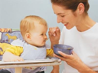 添加辅食初期宝宝喂养误区：新生儿喂养误区