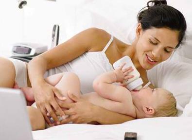 纯哺乳期宝宝喂养误区：新生儿喂养误区