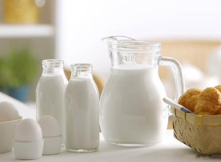 宝宝喂养误区：鲜奶比配方奶粉好