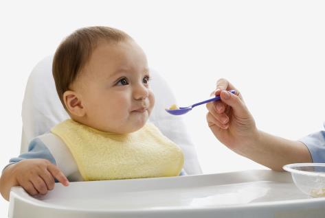 宝宝喂养误区：辅食添加比母乳喂养更重要