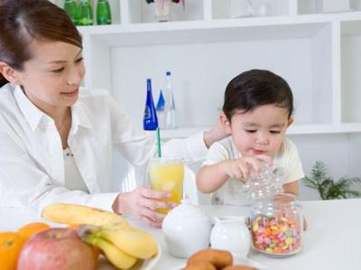 宝宝喂养误区：吃零食有害健康