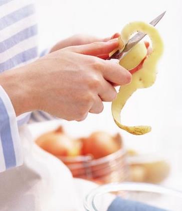 宝宝喂养误区：蔬菜水果削皮吃卫生