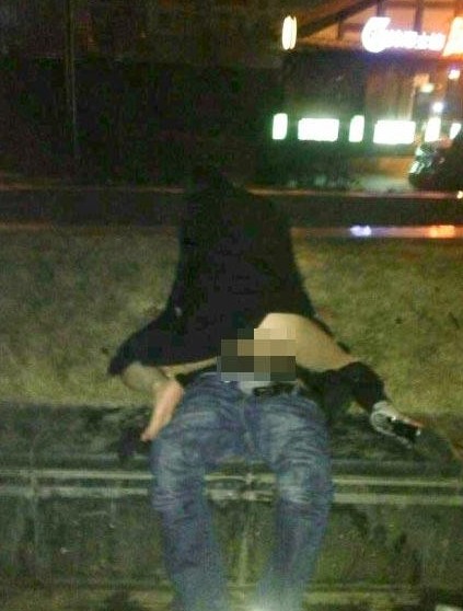 成都猛女闹市区强奸过路男人，路边野战完事后提上裤子潇洒离开