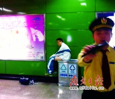 广州地铁再现“大便弟”，学生校服弟难忍内急找垃圾桶解决(图)，反映地铁公共设施不完善，服务不到位。