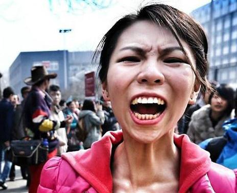 北影哭泣姐落榜大哭撒泼打滚图走红，网友调侃“哭这么丑怎么演琼瑶戏”