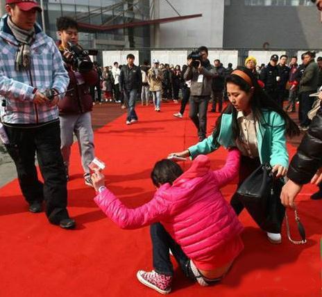 北影哭泣姐落榜大哭撒泼打滚图走红，网友调侃“哭这么丑怎么演琼瑶戏”