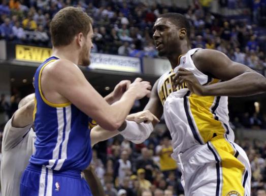 奥本山宫殿事件：步行者勇士末节群殴，5人技术犯规黑姚明遭逐