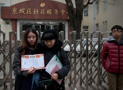 出柜拉拉登记结婚遭拒:百余名同性恋父母致信人大代表呼吁修改婚姻法