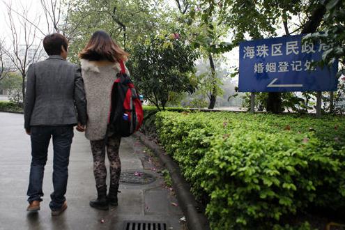 广州首对同性恋情侣欲登记结婚，却被工作人员拒绝并“教育”