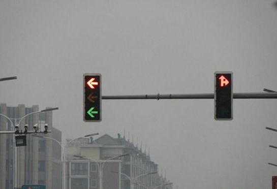 江西瑞昌一路口红黄绿灯齐亮，行人车辆无所适从半个月未修理