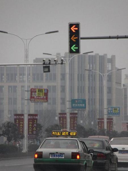 江西瑞昌一路口红黄绿灯齐亮，行人车辆无所适从半个月未修理