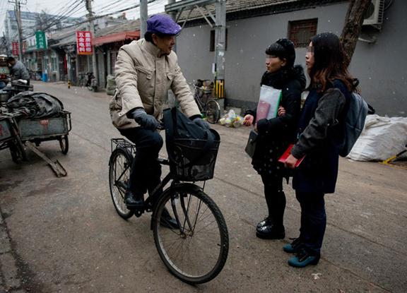 北京一对女同性恋结婚登记遭拒愤而拥吻，与著名演员濮存昕街头交流