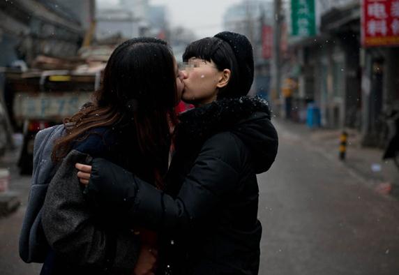 北京一对女同性恋结婚登记遭拒愤而拥吻，与著名演员濮存昕街头交流